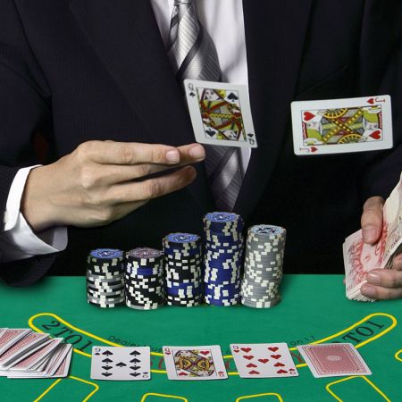 Costway Mallette de Poker 500 Jetons 2 Jeux de Cartes 1 Tapis en Feutre Coffret Professionnelle Etui en Aluminium Argenté